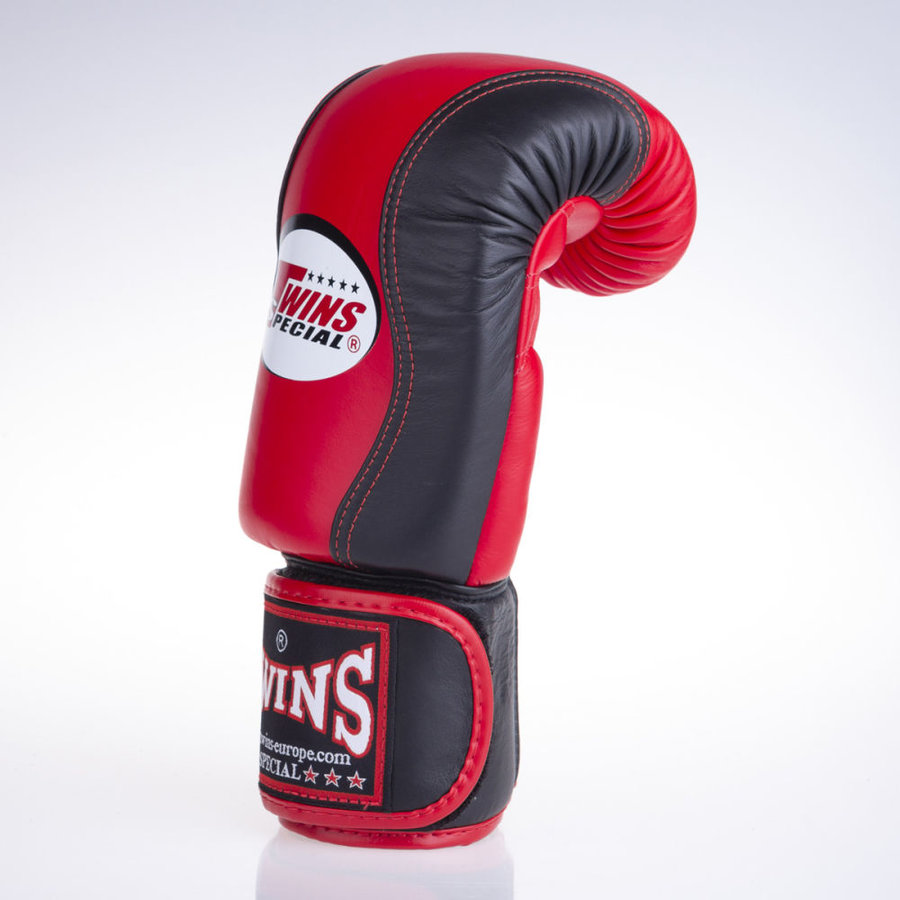 Černo-červené boxerské rukavice Twins - velikost 14 oz