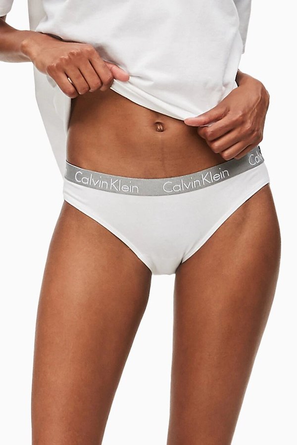 Kalhotky - Calvin Klein bílé kalhotky se stříbrnou gumou Bikini Slip - XS